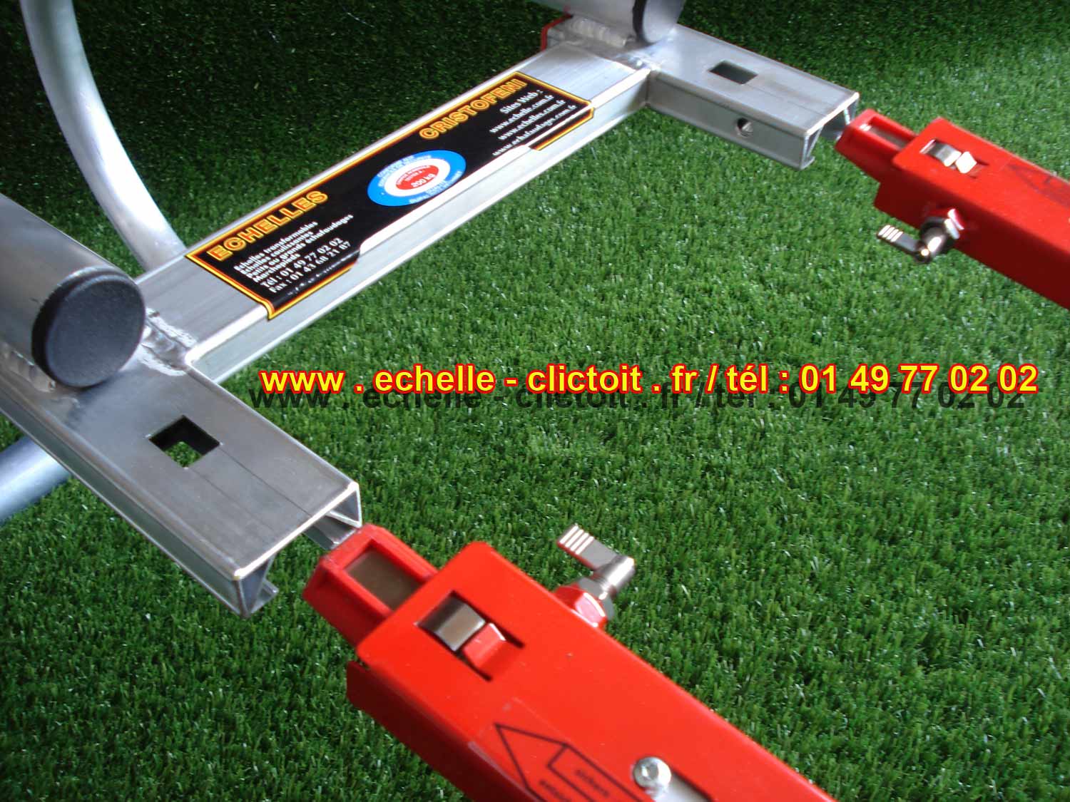  guidage de l' introduction des bouts suprieurs des montants dans la glissire femelle du bas de montant ou du crochet de toit ,verrouillage des montants sur le crochet aluminium de fatire ou en bout d' autres montants des packs Himmelsbach par simple pousse en rotation du loquet inox qui s'immobilisera en position verrouill